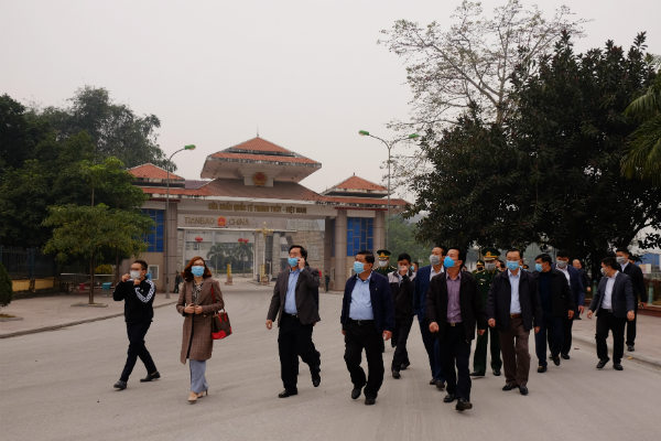 Bộ trưởng Bộ Kế hoạch và Đầu tư Nguyễn Chí Dũng đi thăm Cửa khẩu Thanh Thủy.