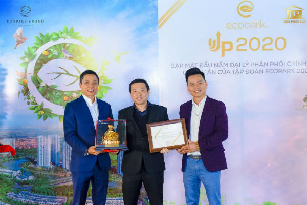 Tổng giám đốc  BĐS Phúc Lộc- Nguyễn Thanh Hùng (giữa)  nhận quà và bằng chứng nhận đơn vị phân phối chính thức Dự án Ecopark
