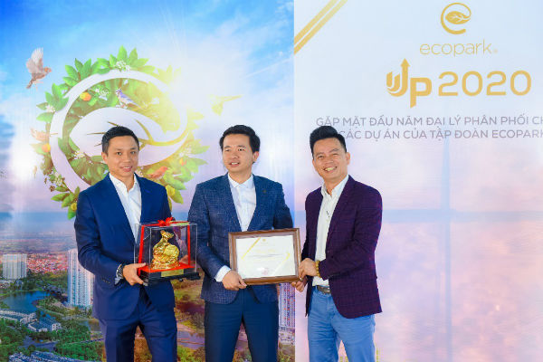 Chủ tịch HĐQT Vietstarland Hoàng Đình Khiêm (giữa) nhận quà và bằng chứng nhận Đơn vị phân phối chính thức Ecopark