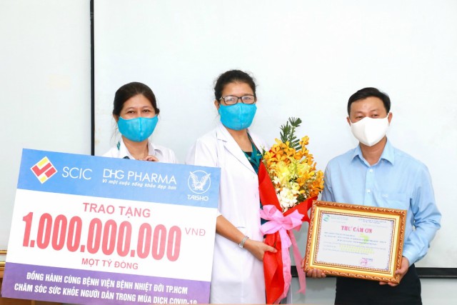 Đại diện Dược Hậu Giang trao tặng chi phí tài trợ cho đại diện Bệnh viện Nhiệt đới TP.HCM