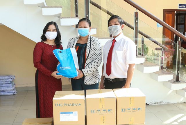 Ông Đòan Đình Duy Khương cùng Bà Trần Hồng Thắm trao tận tay gel rửa tay Bioskin cho giáo viên các trường