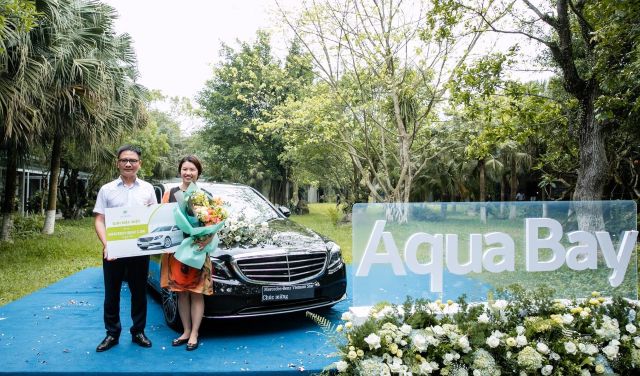 Ông Vũ Mai Phong – Phó Tổng Giám đốc Tập đoàn Ecopark trao giải thưởng đặc biệt - 1 chiếc ô tô Mercedes C200 cho khách hàng.