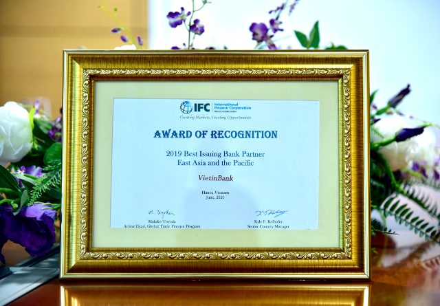 Chứng nhận Giải thưởng “ngân hàng phát hành tốt nhất khu vực Đông Á và Thái Bình Dương năm 2019” dành cho VietinBank