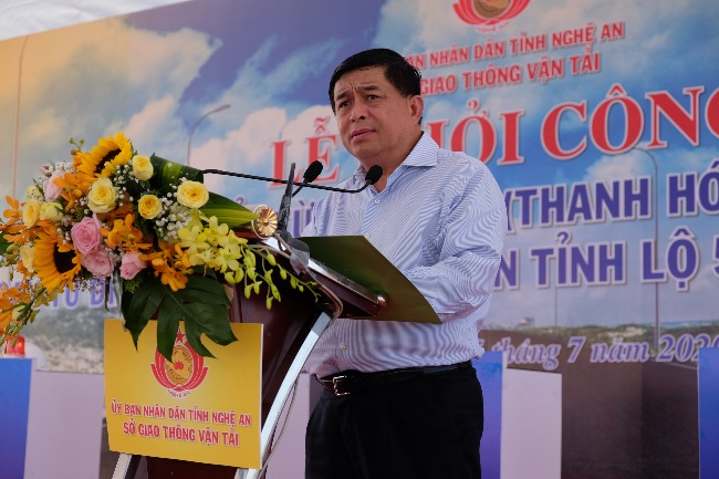 Bộ trưởng Nguyễn Chí Dũng khẳng định, tuyến đường bộ ven biển khi hoàn thành sẽ mở toang cánh cửa hướng ra biển.