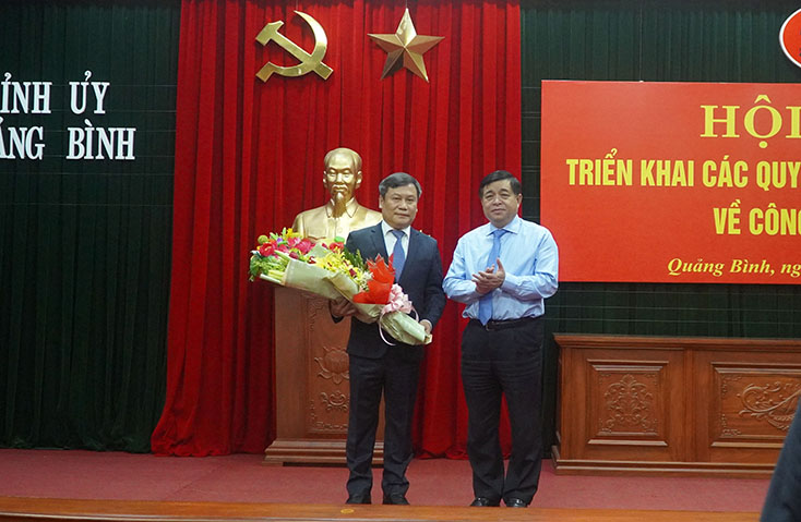 Bộ trưởng Bộ Kế hoạch và Đầu tư Nguyễn Chí Dũng tặng hoa chúc mừng đồng chí Bí thư Tỉnh ủy Vũ Đại Thắng (Ảnh: Báo Quảng Bình)