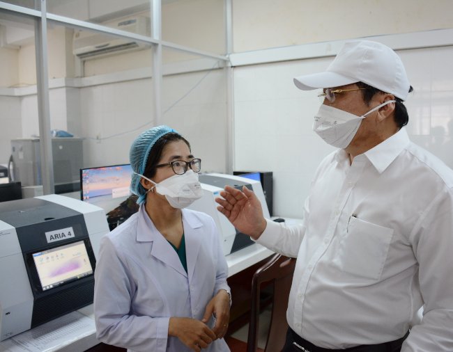 Chủ tịch UBND Thành phố Đà Nẵng kiểm tra công tác xét nghiệm Covid tại CDC ĐN