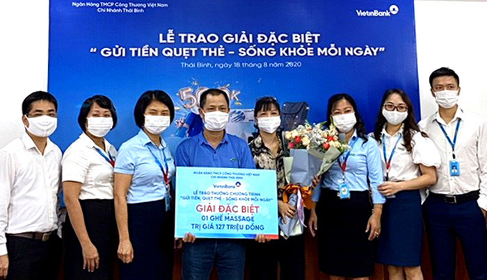 Lãnh đạo VietinBank Thái Bình trao thưởng cho vợ chồng khách hàng Nguyễn Minh Huế