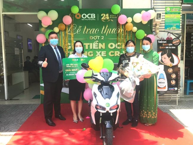 Khách hàng của PGD OCB Bình Tân may mắn nhận giải Nhất của đợt quay số thứ 2