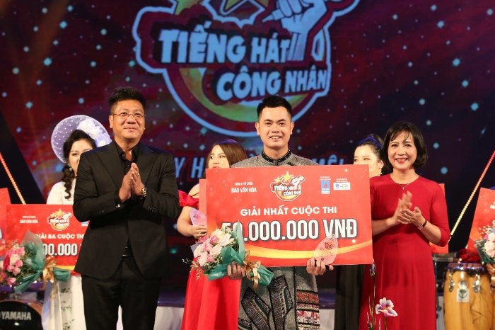 Tổng Biên tập Báo Văn Hóa Chu Thị Thu Hằng và TS.NSND Đỗ Quốc Hưng – Trưởng khoa Thanh nhạc, Học viện Âm nhạc Quốc gia Việt Nam, Chủ tịch Hội đồng giám khảo trao giải Nhất cho thí sinh Trần Ngọc Đỉnh