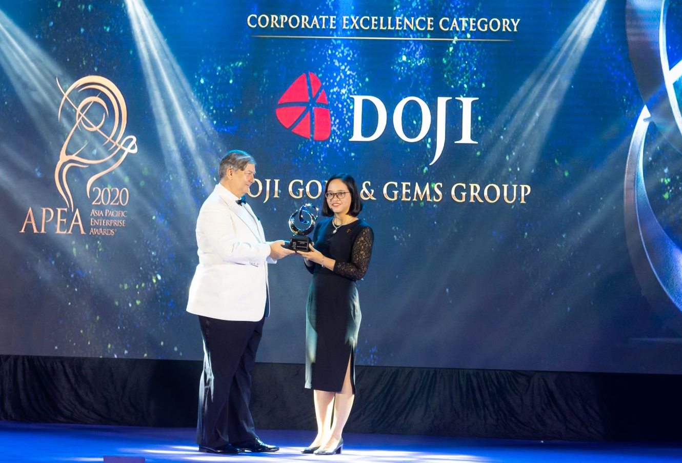 Bà Lê Thị Hiền - Phó Tổng giám đốc Tập đoàn Vàng bạc Đá quý DOJI nhận giải thưởng Doanh nghiệp Bán lẻ xuất sắc châu Á – Thái Bình Dương 2020