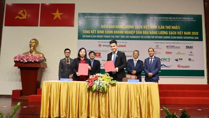 Bà Vũ Thị Thanh Vân - Đại diện Longi và Ông Phan Thành Trung, Giám đốc KTG Energy Ký kết hợp tác