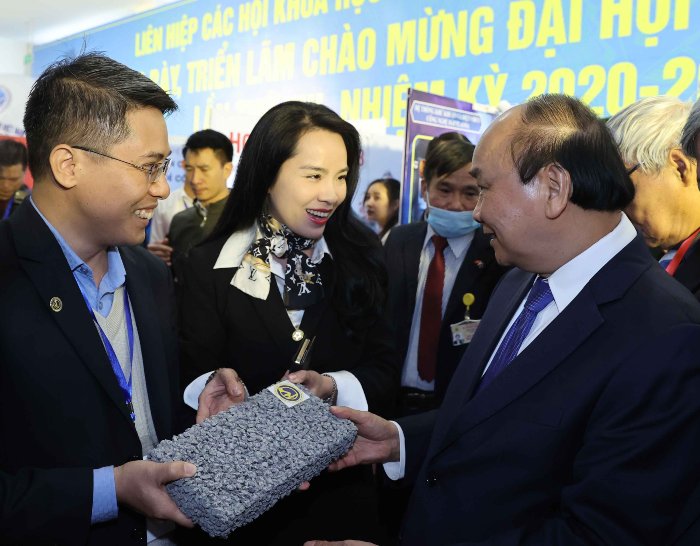 Thủ tướng Nguyễn Xuân Phúc tham quan gian hàng giới thiệu sản phẩm của Tập đoàn GFS, đơn vị có hơn 24 năm kinh nghiệm trong lĩnh vực xây dựng, quy tụ và hợp tác với nhiều nhà khoa học