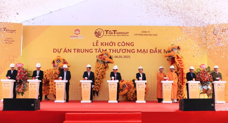 Ông Đỗ Quang Hiển, Chủ tịch tập đoàn T&T Group cùng các vị đại biểu và ông Nguyễn Khánh Lâm, Chủ tịch WorldSteel Group (ngoài cùng, bên phải) bấm nút khởi công Dự án