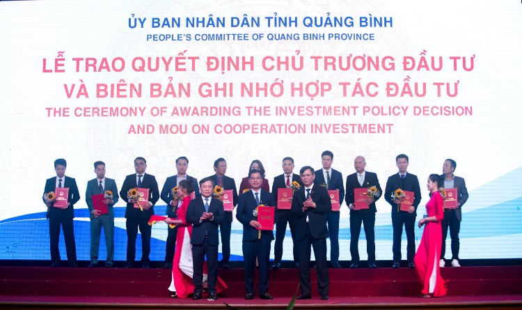 Phó Thủ tướng Trịnh Đình Dũng, lãnh đạo các Bộ, Ban, Ngành Trung ương và các nhà đầu tư tham dự sự kiện.
