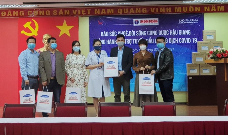 Ông Đoàn Đình Tuấn Huy – Giám đốc Chi nhánh Dược Hậu Giang tại Hà Nội đại diện trao tặng 50.000 BIOSKIN gel rửa tay khô kháng khuẩn.