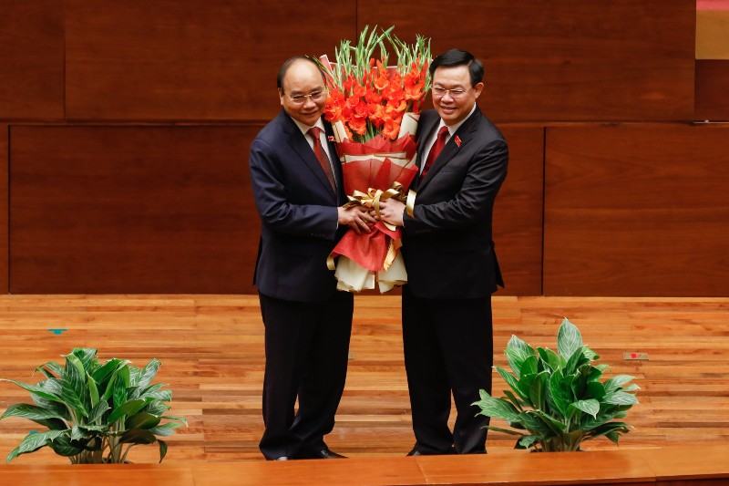 Chủ tịch Quốc hội Vương Đình Huệ tặng hoa, chúc mừng tân Chủ tịch nước Nguyễn Xuân Phúc