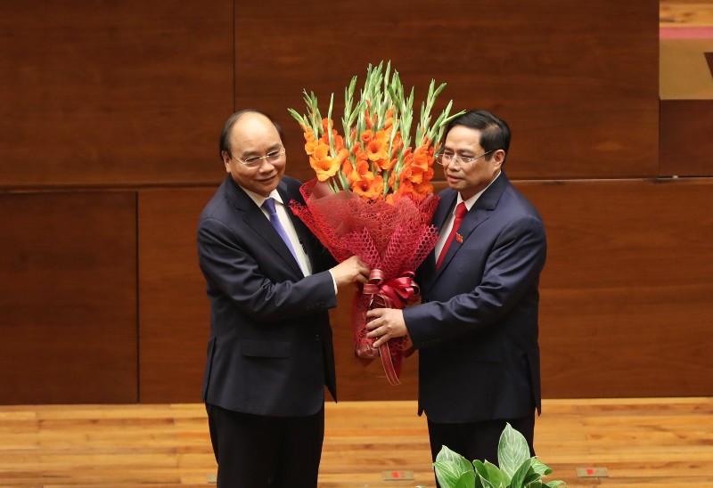 Tân Thủ tướng Chính phủ Phạm Minh Chính trân trọng cảm ơn và tặng hoa người tiền nhiệm, ông Nguyễn Xuân Phúc