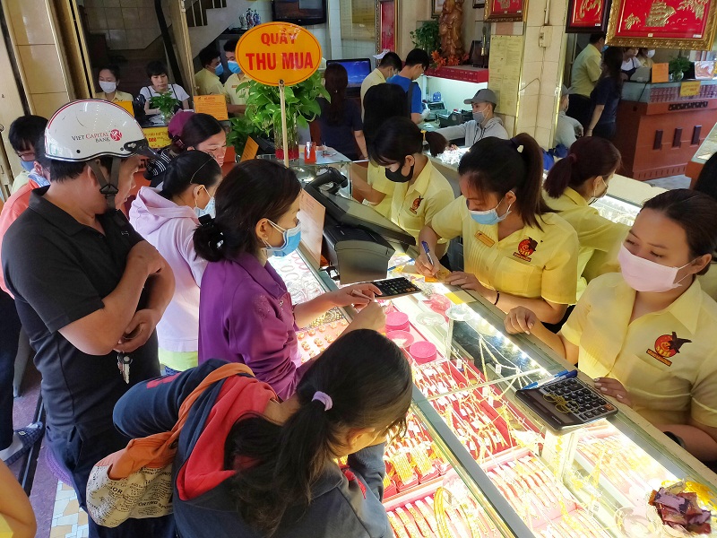 Tại cửa hàng vàng Mi Hồng, chợ Bà Chiểu khách hàng đến mua vàng rất đông.