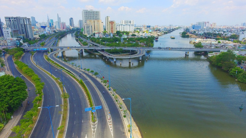 Sau quy định tạm ngưng vận tải hành khách, các phương tiện lưu thông qua cầu Nguyễn Văn Cừ rất ít