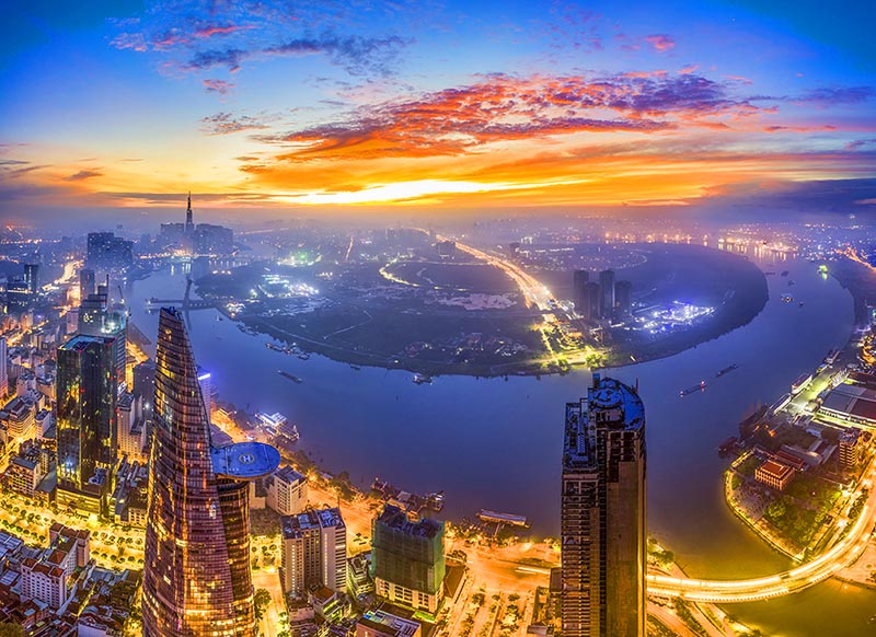 Mây rực rỡ trôi phía bán đảo Thủ Thiêm, quận 2