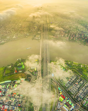 Mây trôi trên cầu Sài Gòn. Đây là điểm nối giữa trung tâm TP.HCM và TP.Thủ Đức tương lai