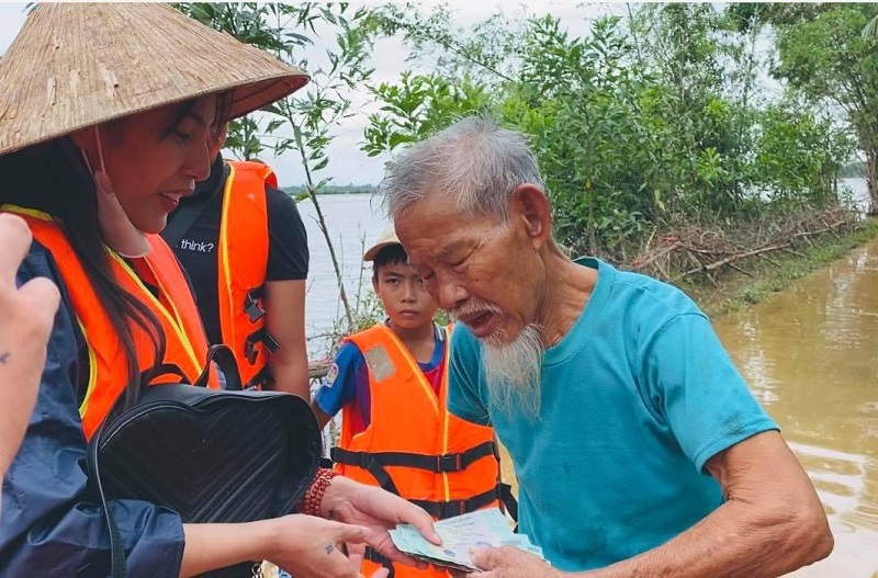 Hàng triệu tấm lòng người dân trong và ngoài nước đã hỗ trợ đồng bào miền Trung trong cơn bão lũ hồi tháng 10/2020