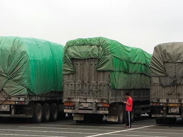 Đoàn xe chở quá tải trên đường cao tốc Nội Bài - Lào Cai đang tập kết chờ đêm đến xuất phát