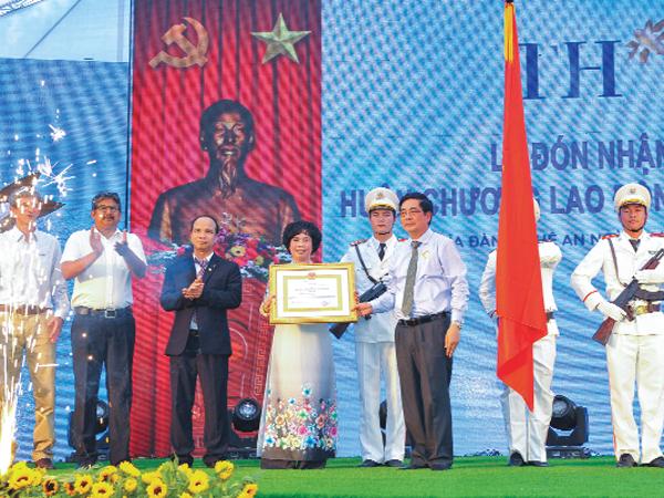 Bà Thái Hương đón nhận Huân chương Lao động hạng Ba từ Bộ trưởng Bộ Nông nghiệp và Phát triển nông thôn Cao Đức Phát