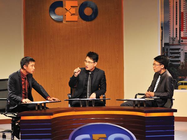Ông Ngô Bàng Long, Tổng giám đốc Công ty cổ phần Dịch vụ Bảo vệ Bình An (ngồi giữa) ở vị trí CEO trong chương trình kỳ này