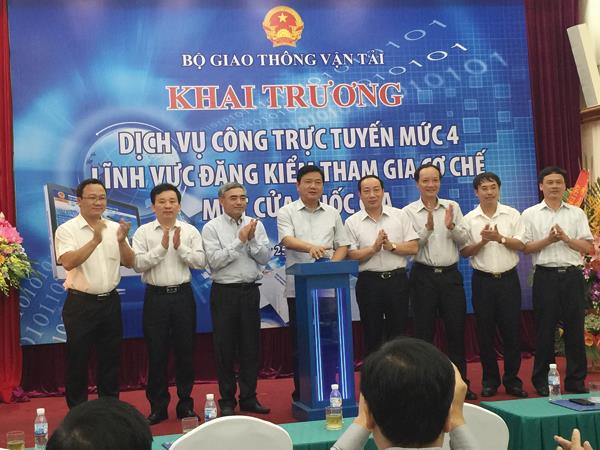 Bộ trưởng Bộ Giao thông - Vận tải Đinh La Thăng bấm nút khai thông hệ thống thông tin của Bộ và Hệ thống Hải quan một cửa quốc gia