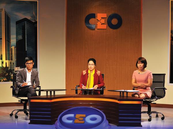 Bà Phan Hương Giang, Tổng giám đốc điều hành Công ty cổ phần Ba cây chổi (ngồi giữa) sẽ thử làm CEO trong tình huống này