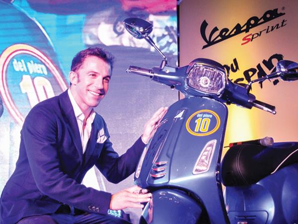 Cựu danh thủ Del Piero ký vào chiếc Vespa Sprint để bán đấu giá