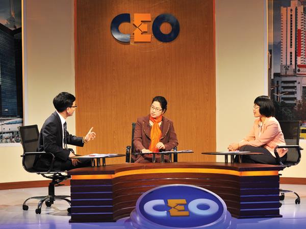 Bà Phan Hương Giang, Tổng giám đốc điều hành Công ty cổ phần Ba cây chổi (ngồi giư?a) thử làm CEO trong t?nh huống này
