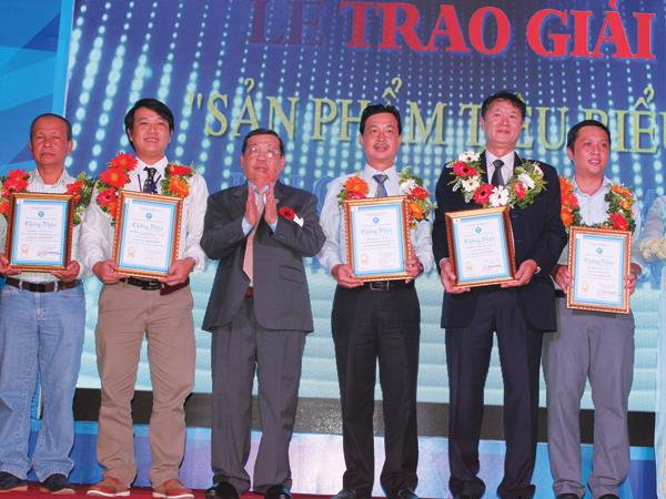  Cao Su Việt nhận giấy chứng nhận sản phẩm tiêu biểu tại Lễ khai mạc Hội chợ Triển lãm “Tôn vinh hàng Việt” - năm 2015