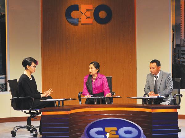 Chị Nguyễn Thị Ánh Tuyết, Giám đốc Công ty cổ phần Dự án công nghệ Nhật Hải OIC (ngồi giữa) trong vai trò CEO của tình huống này.