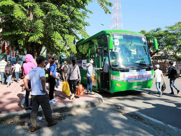 Các “sĩ tử” Quảng Ngãi được Công ty Doosan Việt Nam hỗ trợ xe bus chất lượng cao phục vụ hành trình di chuyển đến các điểm thi THPT Quốc gia.