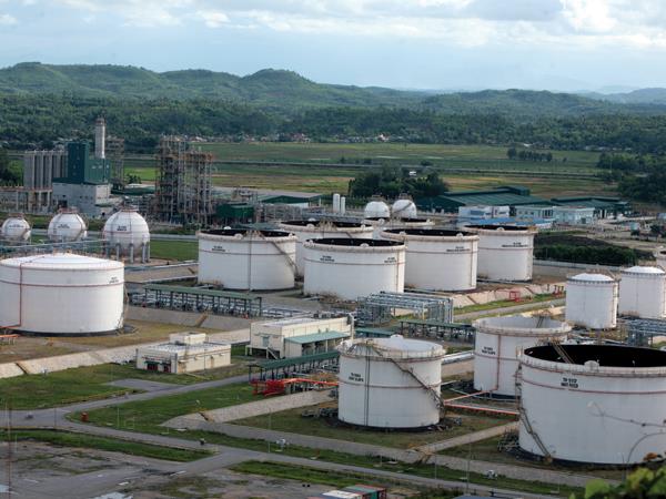 Tồn kho của Nhà máy Lọc dầu Dung Quất tại thời điểm cuối tháng 6/2015 ước khoảng 120.000 m3. Ảnh: Đ.T