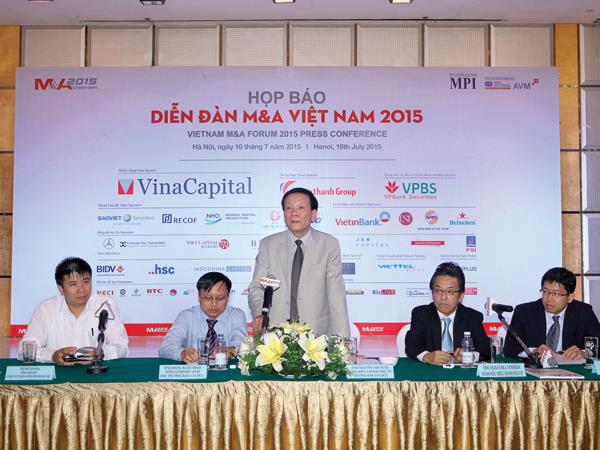 TS. Nguyễn Anh Tuấn, Tổng biên tập Báo Đầu tư, Trưởng ban Tổ chức Diễn đàn M&A 2015 phát biểu tại buổi họp báo. Ảnh: Chí Cường