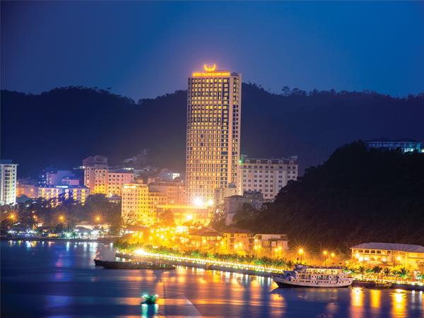 Từ khách sạn Mường Thanh Luxury Quảng Ninh, quý khách có thể chiêm ngưỡng toàn cảnh Vịnh Hạ Long hùng vĩ 