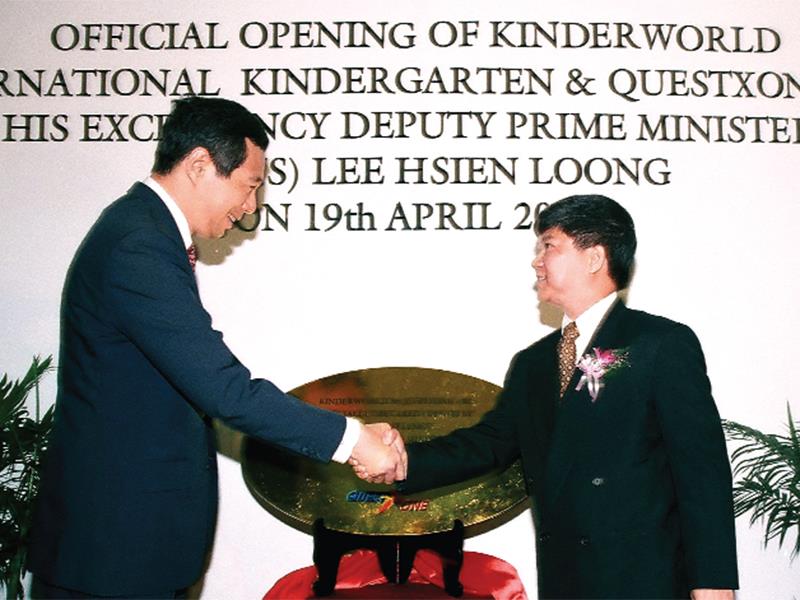 Thủ tướng Singapore Lý Hiển Long và ông Ricky Tan tại buổi lễ khánh thành Trường Mẫu giáo Quốc tế KinderWorld tại TP.HCM năm 2000