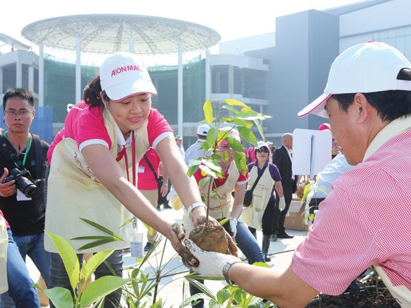 Lễ trồng cây là lời cam kết chung tay cùng người dân địa phương mang lại một môi trường xanh cho cộng đồng của Tập đoàn AEON