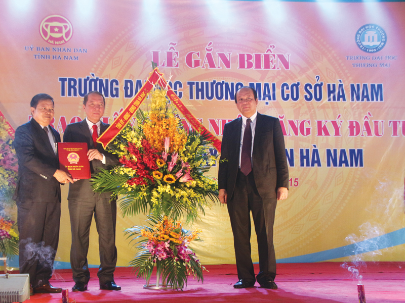 Ông Mai Tiến Dũng, Bí thư tỉnh ủy Hà Nam (bên phải) và ông Nguyễn Xuân Đông, Chủ tịch UBND?tỉnh Hà Nam (bên trái) trao Giấy chứng nhận đăng ký đầu tư cho Công ty cổ phần Tập đoàn Hoa Sen