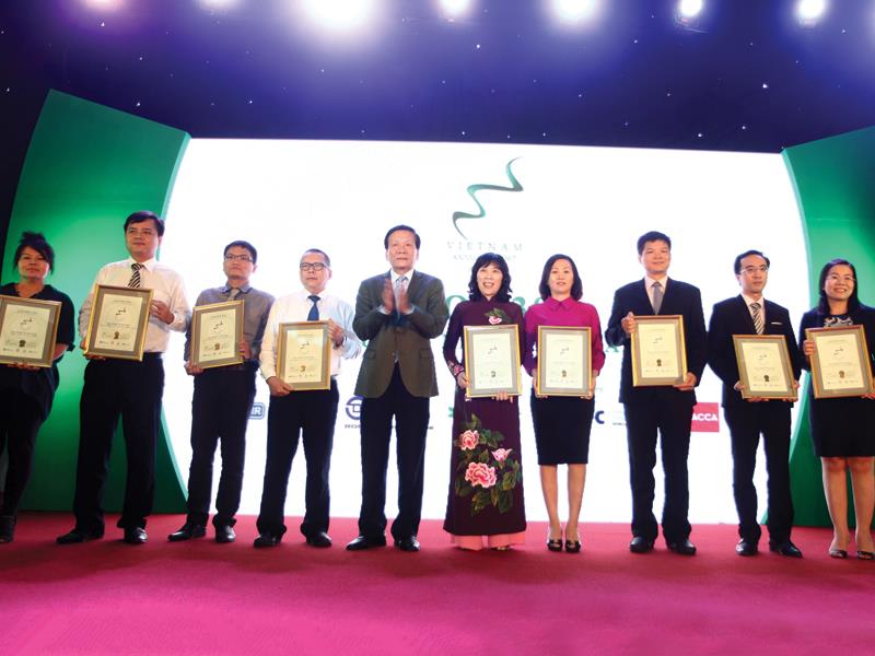 TS. Nguyễn Anh Tuấn, Tổng Biên tập Báo Đầu tư trao giải Báo cáo thường niên tốt nhất cho Top 30 doanh nghiệp năm 2015