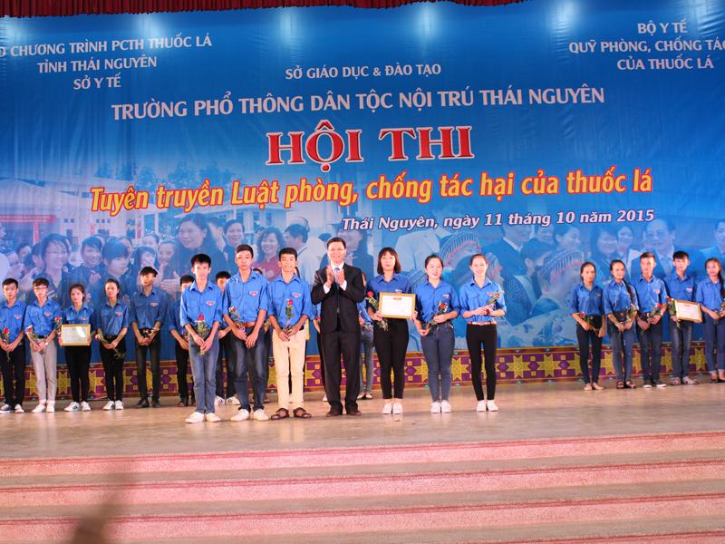 Ông Nguyễn Vy Hồng, Giám đốc Sở Y tế Thái Nguyên trao giải Nhất của Hội thi