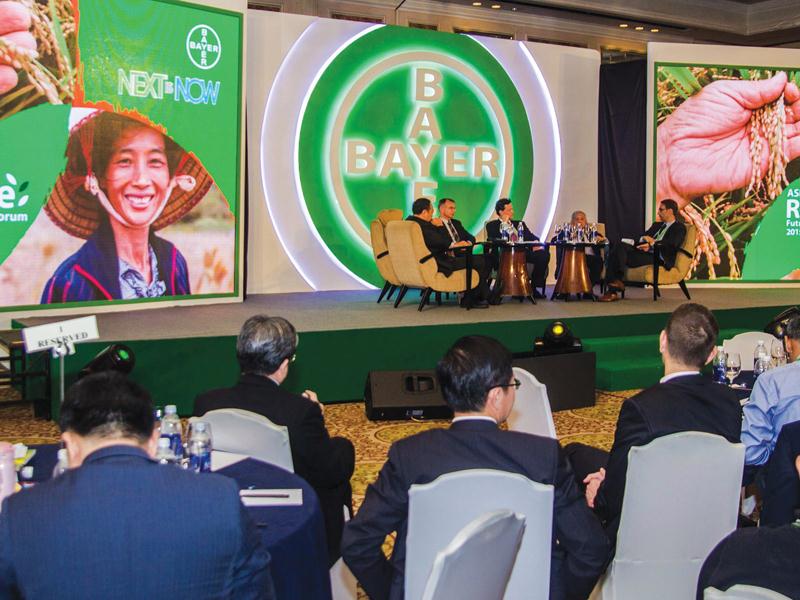 Các diễn giả tham dự tọa đàm “Làm cách nào đảm bảo hộ nông dân nhỏ lẻ được tiếp cận ứng dụng công nghệ?” trong Diễn đàn Tương lai Lúa gạo khu vực Đông Nam Á 2015