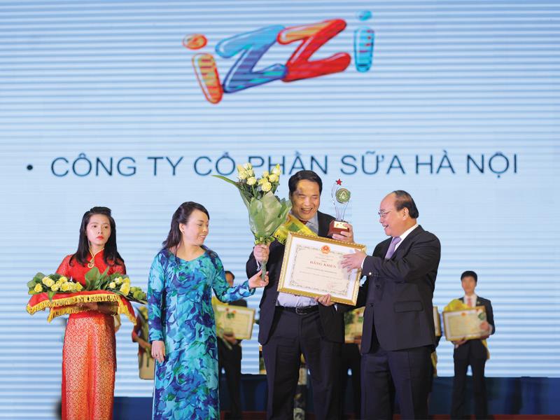 Phó thủ tướng Nguyễn Xuân Phúc và Bộ trưởng Bộ Y tế Nguyễn Thị Kim Tiến trao tặng bằng khen và cúp Top 20 Thương hiệu Vàng thực phẩm Việt Nam cho nhãn hàng Sữa IZZI