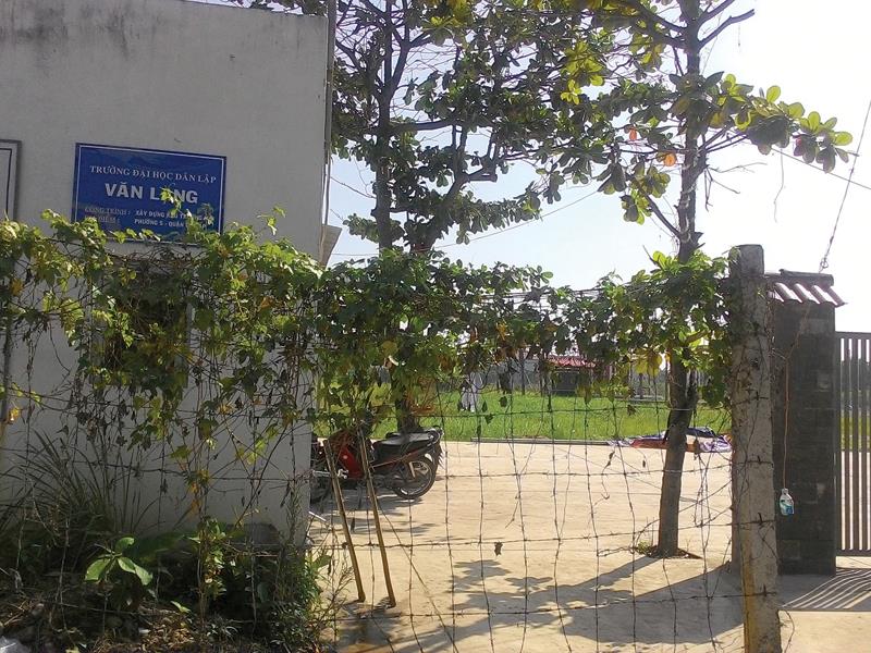 Dự án xây mới Trường đại học Dân lập Văn Lang giờ vẫn chỉ là bãi đất hoang cỏ mọc um tùm