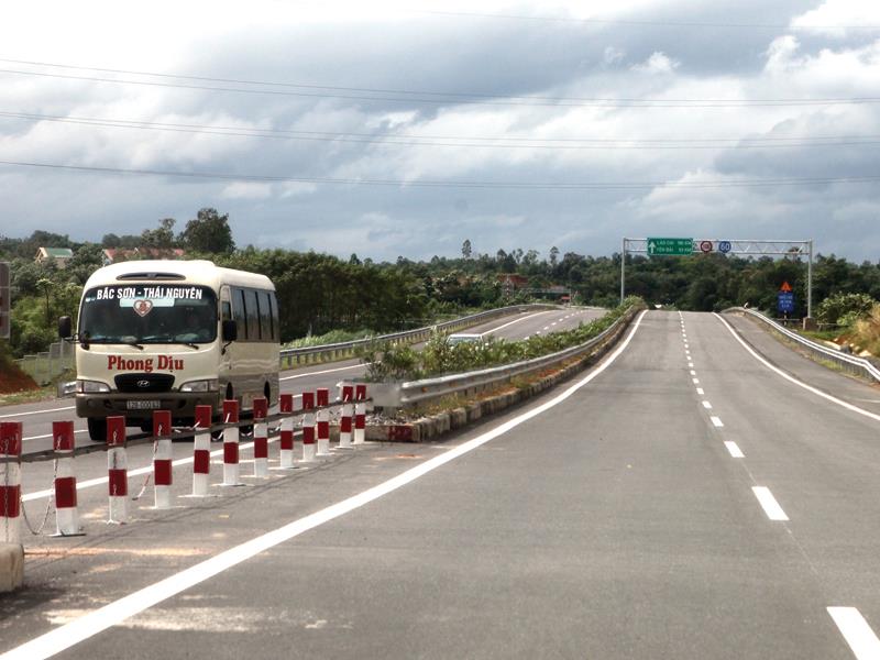  Đường cao tốc Nội Bài - Lào Cai trở thành điểm cộng trong thu hút đầu tư của Yên Bái. Ảnh: Đức Thanh