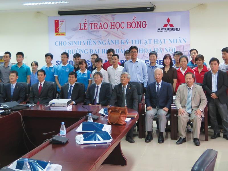 Đại diện Đại sứ quán Nhật Bản tại Việt Nam, lãnh đạo MHI và Trường Đại học Bách Khoa Hà Nội cùng các em sinh viên Trường Đại học Bách khoa Hà Nội tại lễ trao học bổng