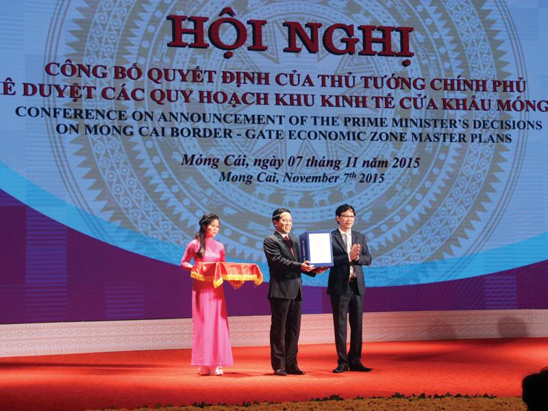 Ông Nguyễn Văn Thành, Phó chủ tịch UBND tỉnh Quảng Ninh nhận hồ sơ quy hoạch Khu kinh tế cửa khẩu Móng Cái